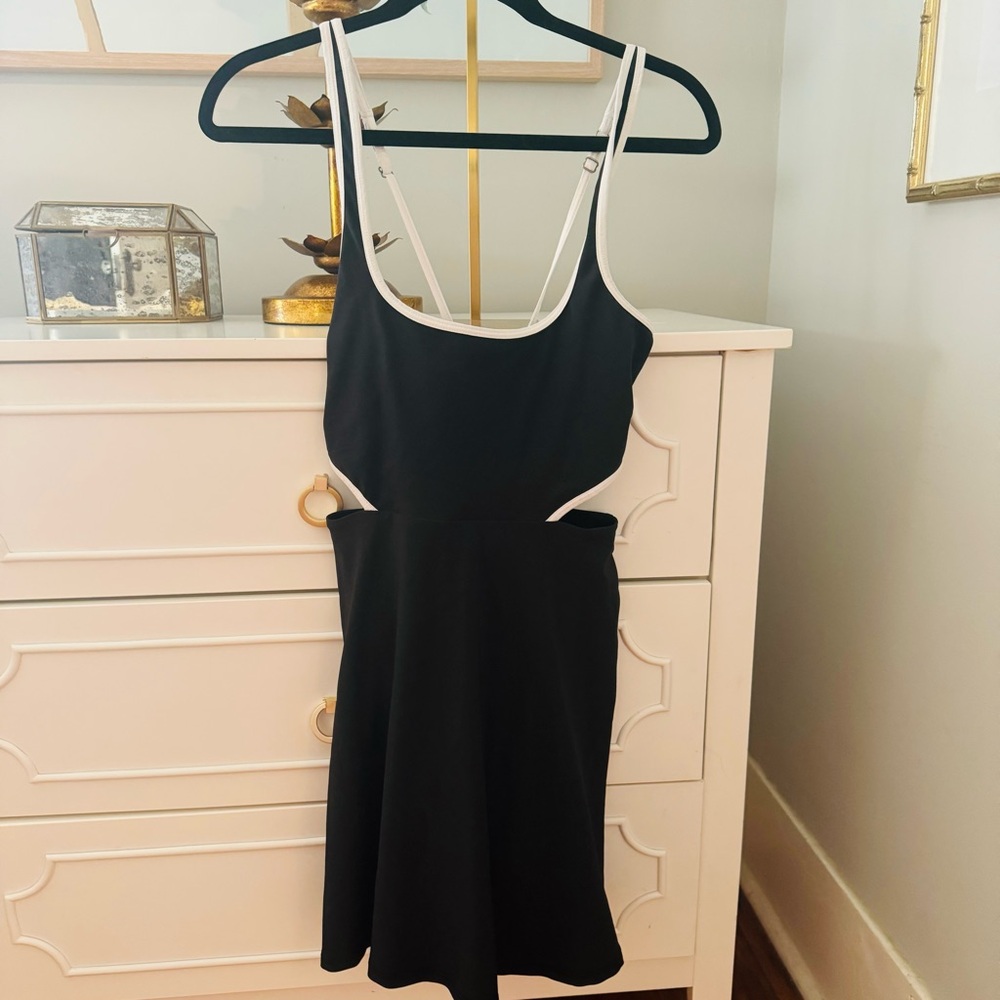 ABERCROMBIE WORKOUT DRESS BLACK AND WHITE CUTOUTS